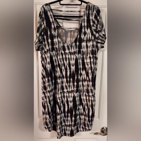 Rouge Women's Tie-dye High/Low Short Sleeve Open Back Top Blouse Size 1X. - Picture 3 of 3